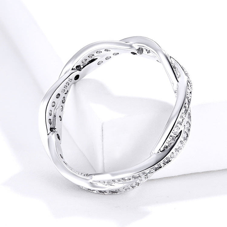 Anillo Zenitha Infinity Twist: elegancia entrelazada