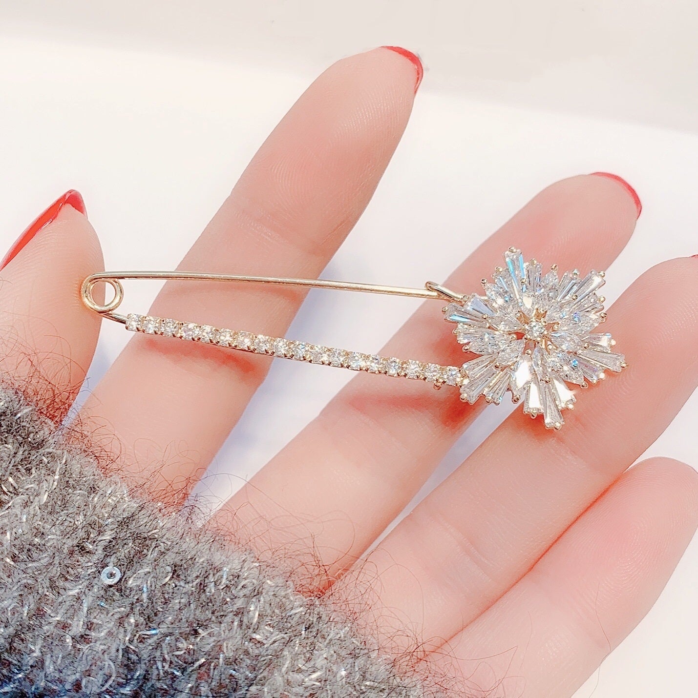 Broche Zenitha Celestial Flare: Brilla como una estrella invernal