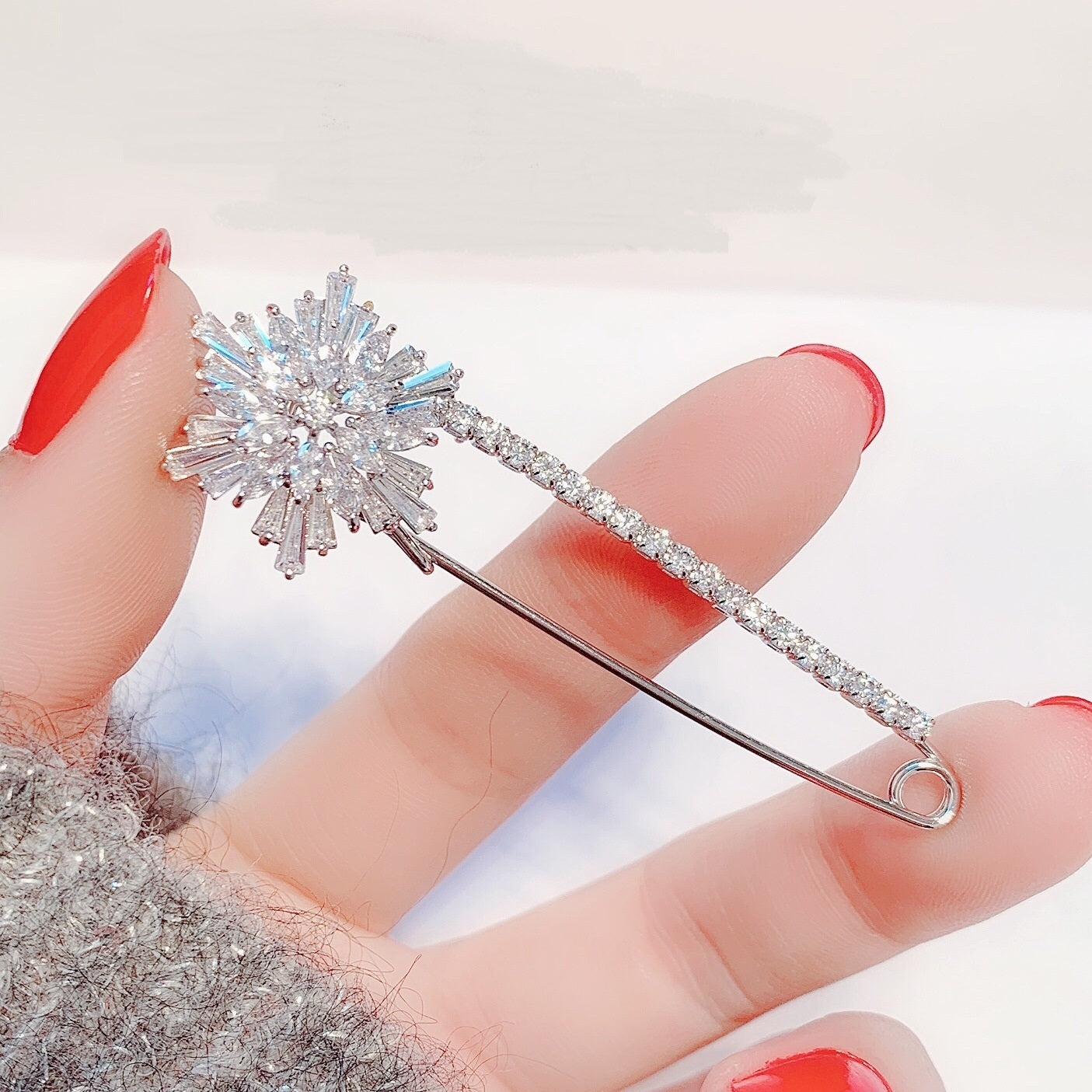 Broche Zenitha Celestial Flare: Brilla como una estrella invernal
