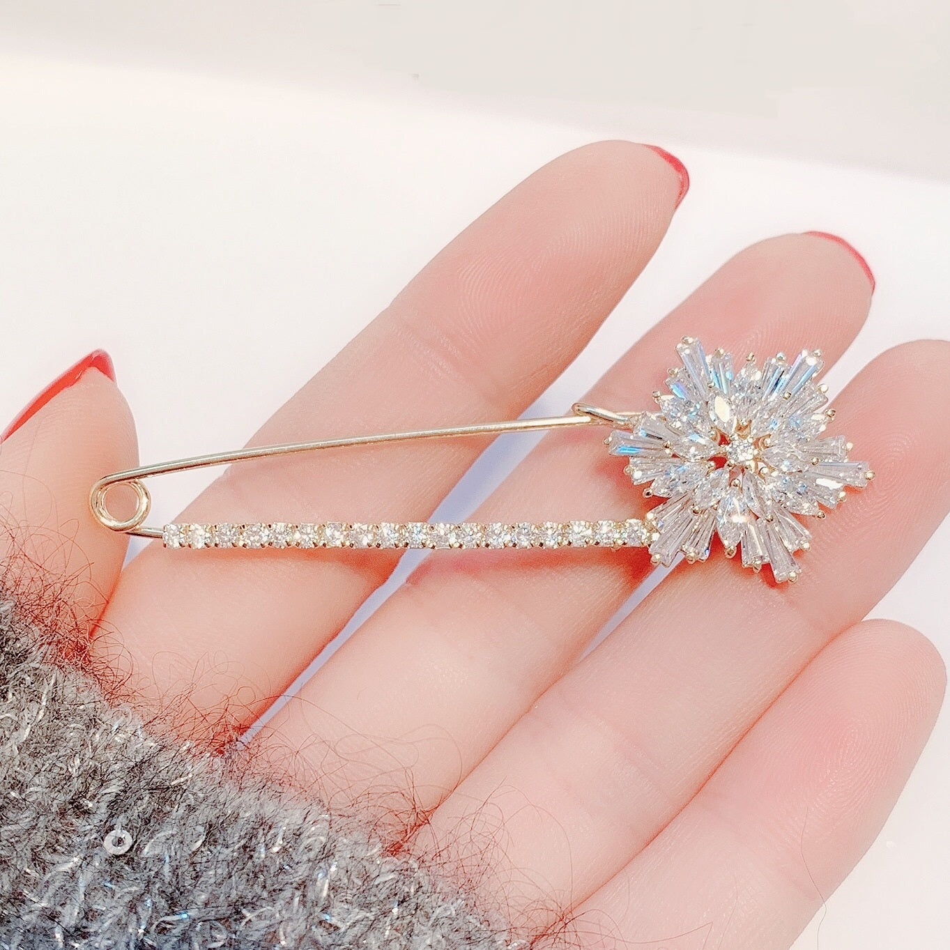 Broche Zenitha Celestial Flare: Brilla como una estrella invernal