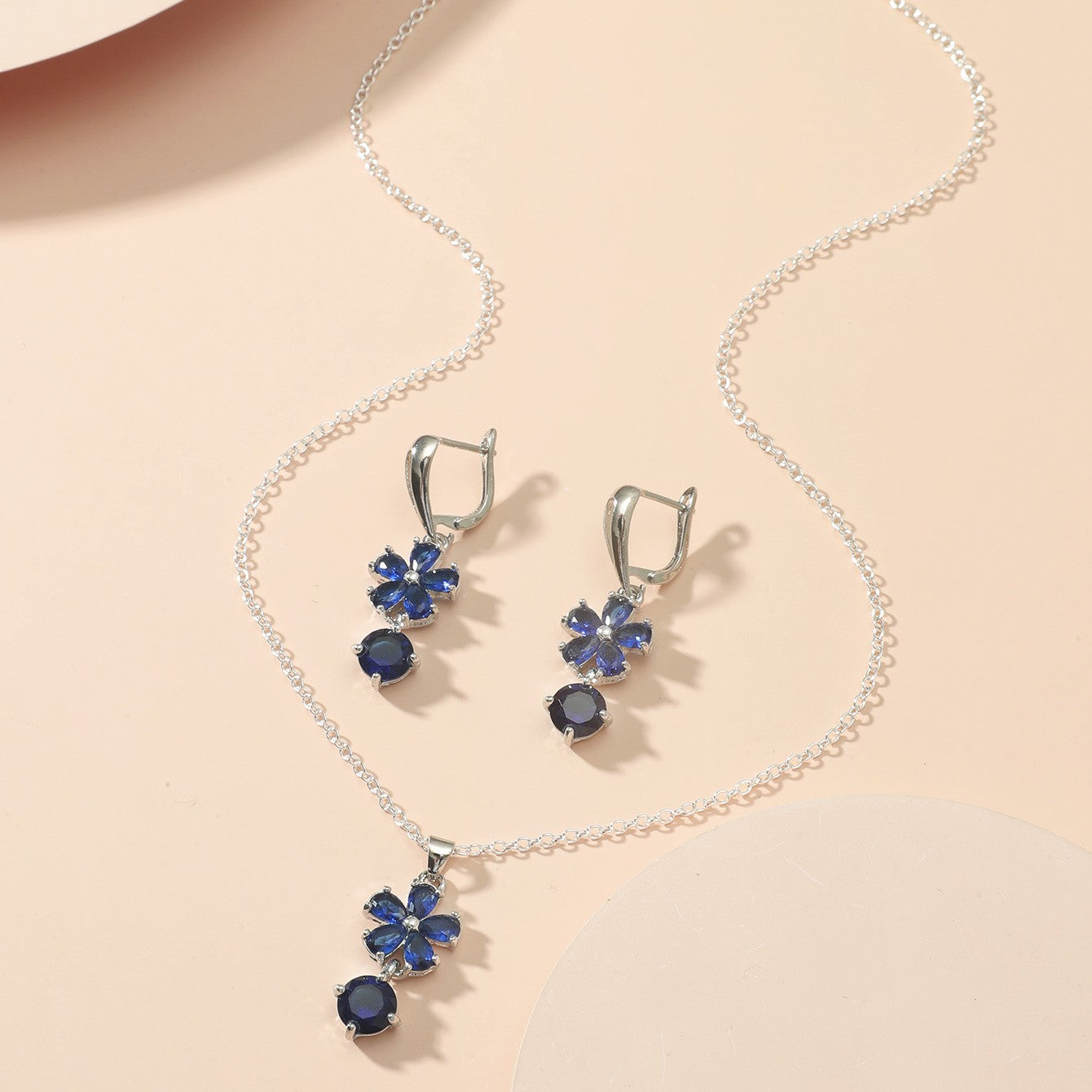 Conjunto de joyas Zenitha Sapphire Bloom: donde la gracia florece en azul