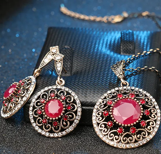 Conjunto Zenitha Crimson Bloom: Romance majestuoso en cada detalle