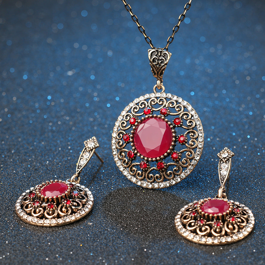 Conjunto Zenitha Crimson Bloom: Romance majestuoso en cada detalle