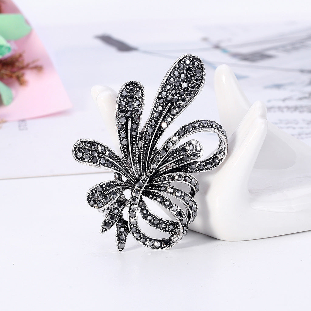 Zenitha Noir Ribbon Brooch – The Grace of Vintage Elegance
