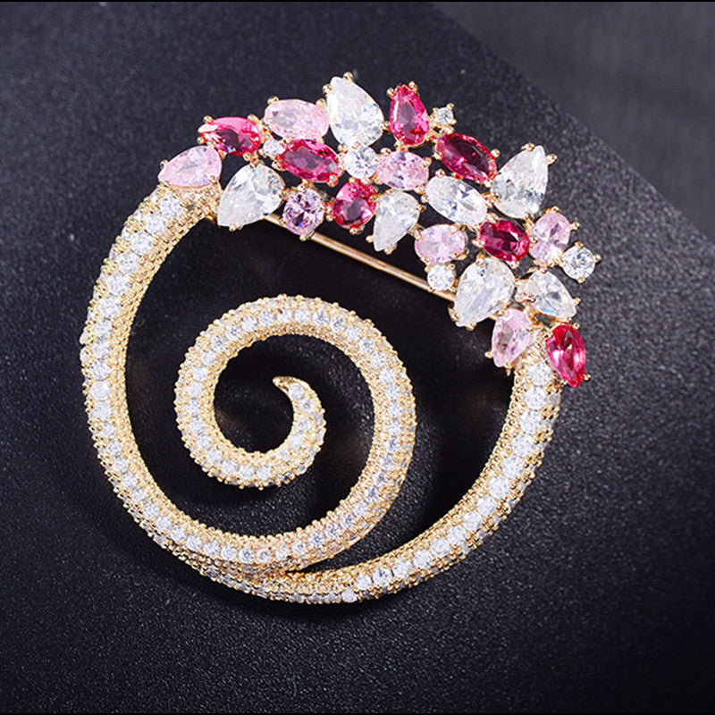 Zenitha Crystal Elegance Spiral Broche – Laat je energie bloeien in elke kleur