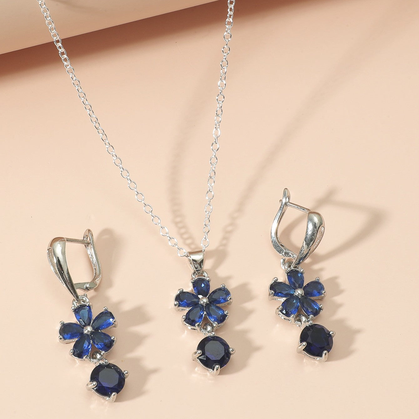 Conjunto de joyas Zenitha Sapphire Bloom: donde la gracia florece en azul