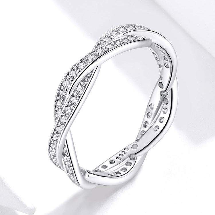 Anillo Zenitha Infinity Twist: elegancia entrelazada