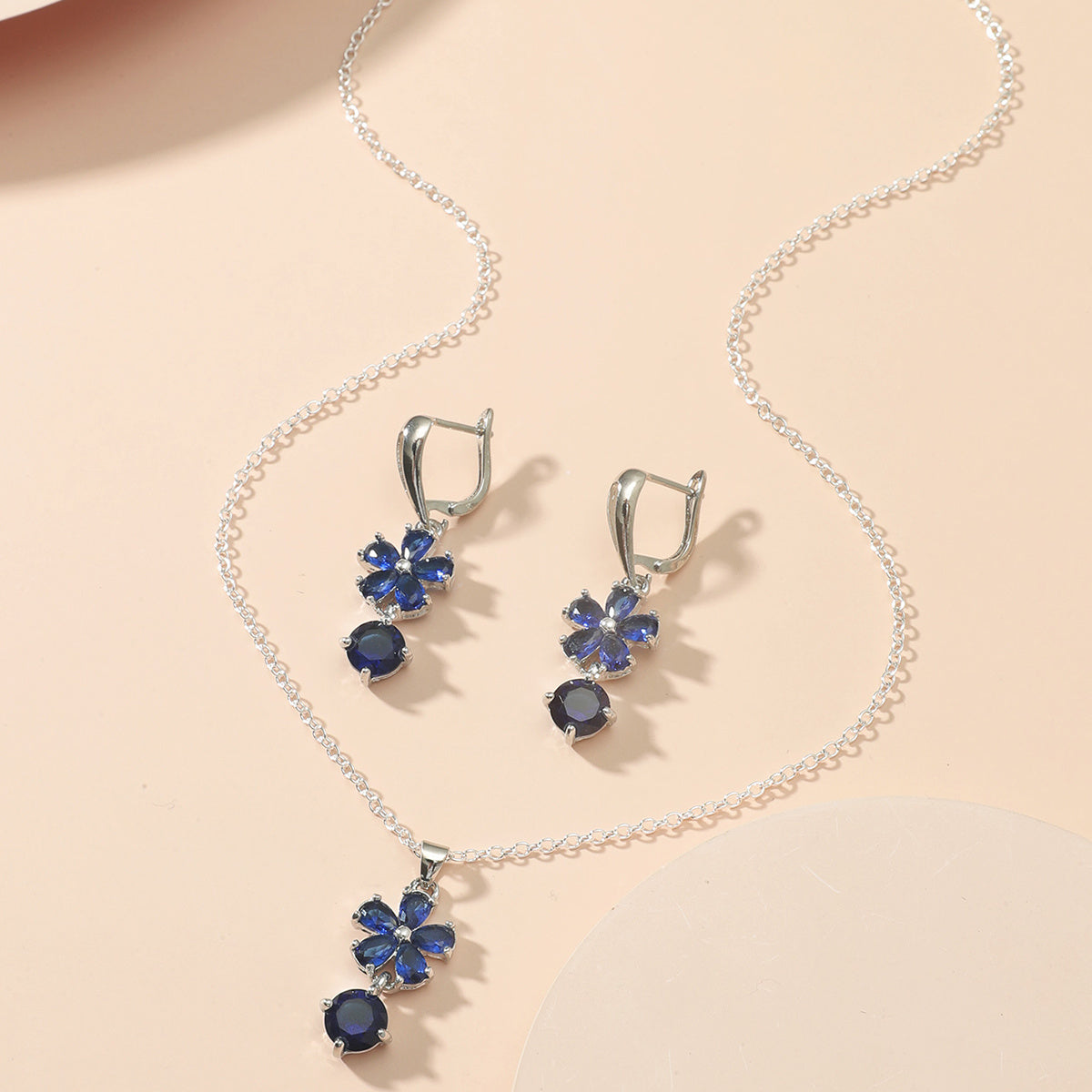 Conjunto de joyas Zenitha Sapphire Bloom: donde la gracia florece en azul