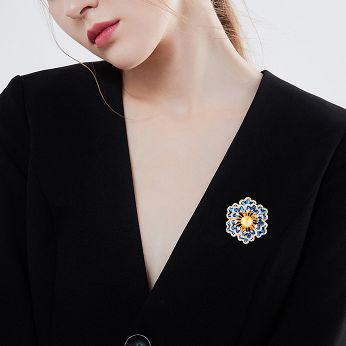 Zenitha Celestial Bloom Broche – Verlicht uw aanwezigheid met goddelijke sprankeling