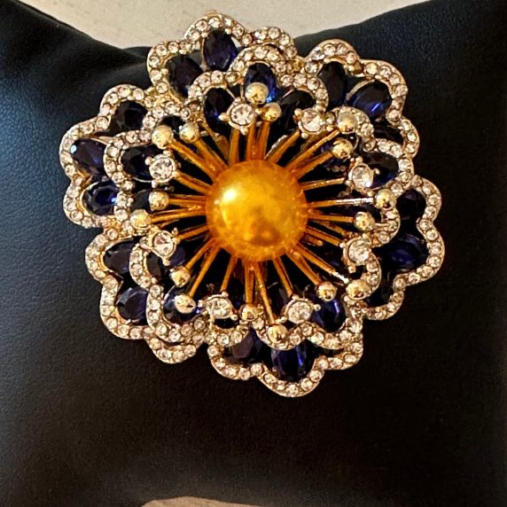 Zenitha Celestial Bloom Broche – Verlicht uw aanwezigheid met goddelijke sprankeling