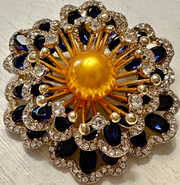 Zenitha Celestial Bloom Broche – Verlicht uw aanwezigheid met goddelijke sprankeling