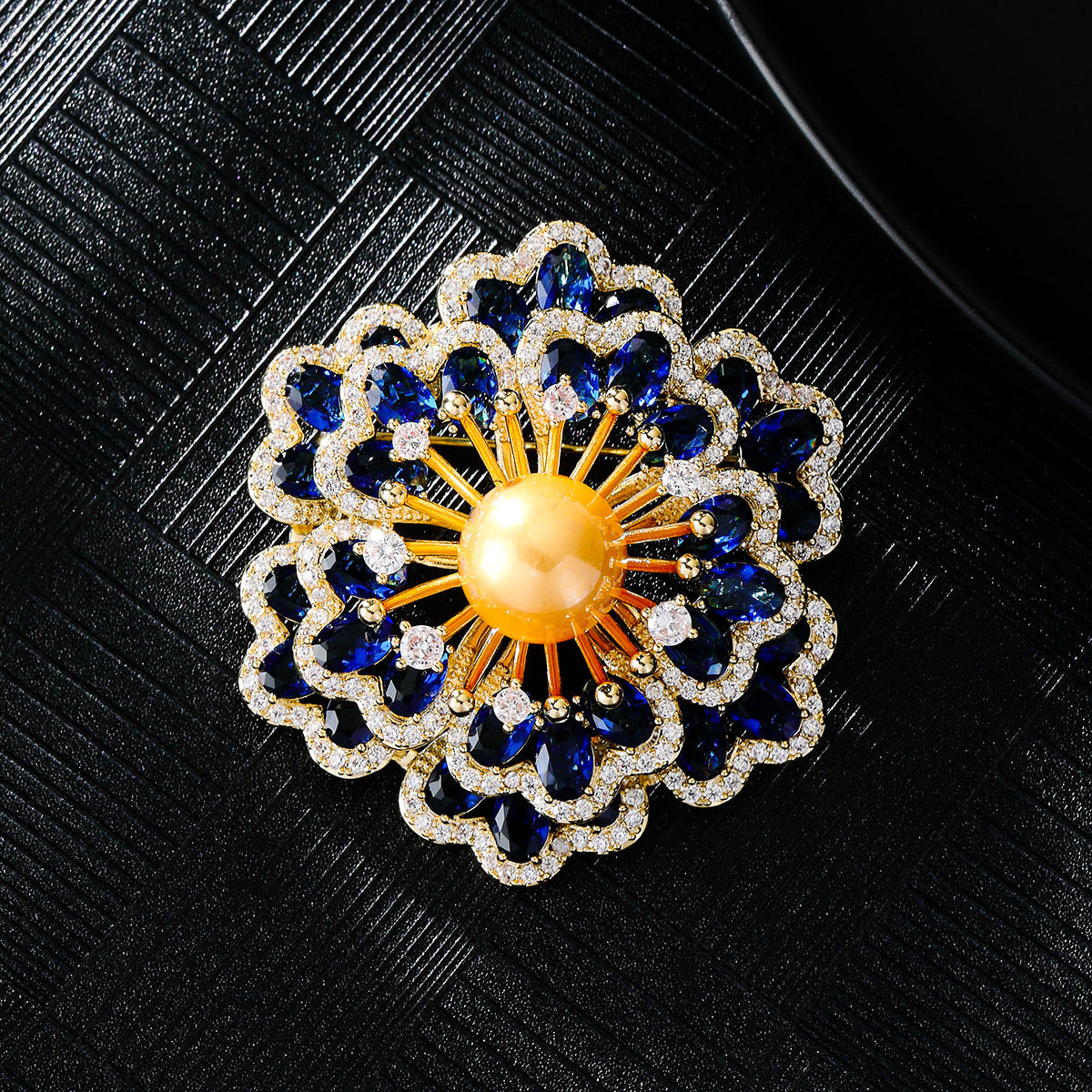 Zenitha Celestial Bloom Broche – Verlicht uw aanwezigheid met goddelijke sprankeling