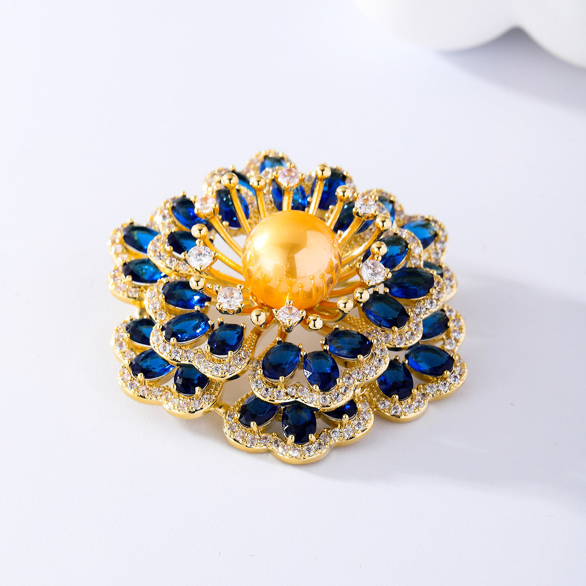 Zenitha Celestial Bloom Broche – Verlicht uw aanwezigheid met goddelijke sprankeling