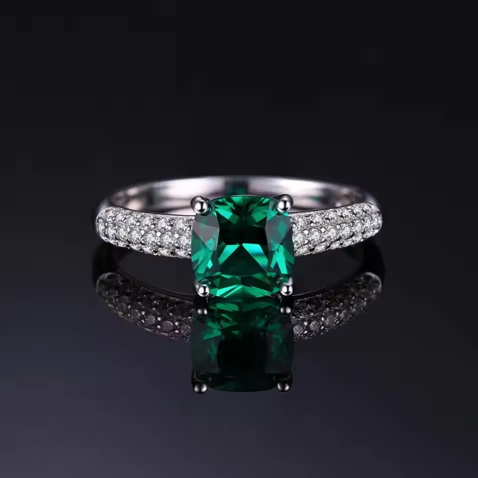 Conjunto de joyas Zenitha Emerald Glow: claridad audaz, gracia atemporal