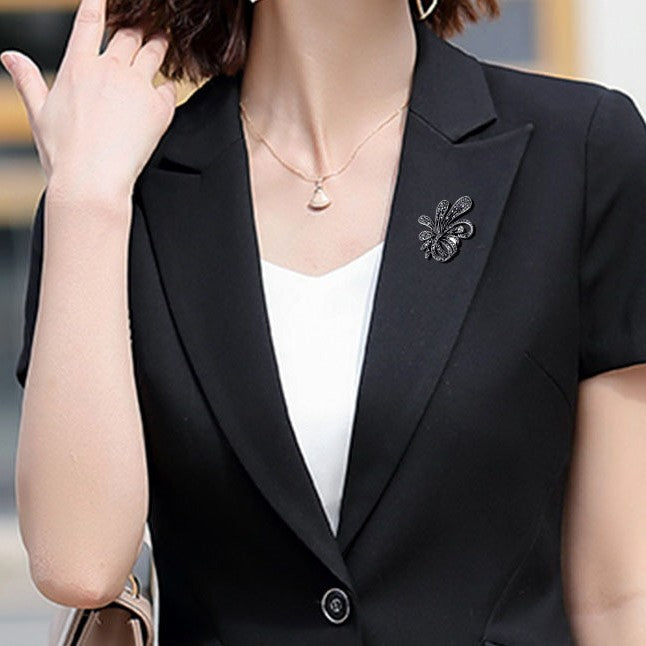 Zenitha Noir Ribbon Brooch – The Grace of Vintage Elegance