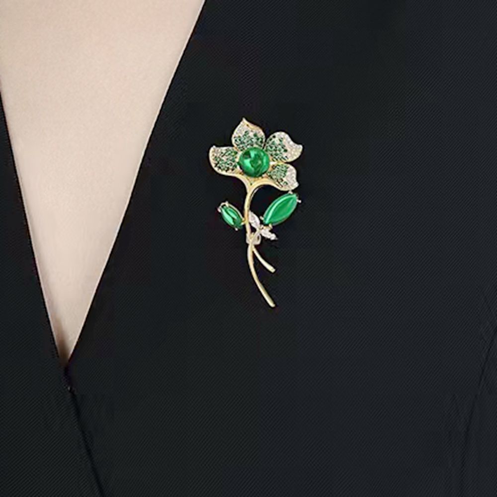 Zenitha Muse Harmony Brosche – Wo grüne Blüten inneren Frieden flüstern
