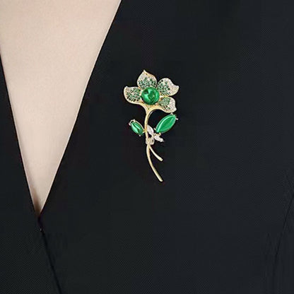 Zenitha Muse Harmony Brosche – Wo grüne Blüten inneren Frieden flüstern