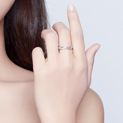 Anillo Zenitha Infinity Twist: elegancia entrelazada