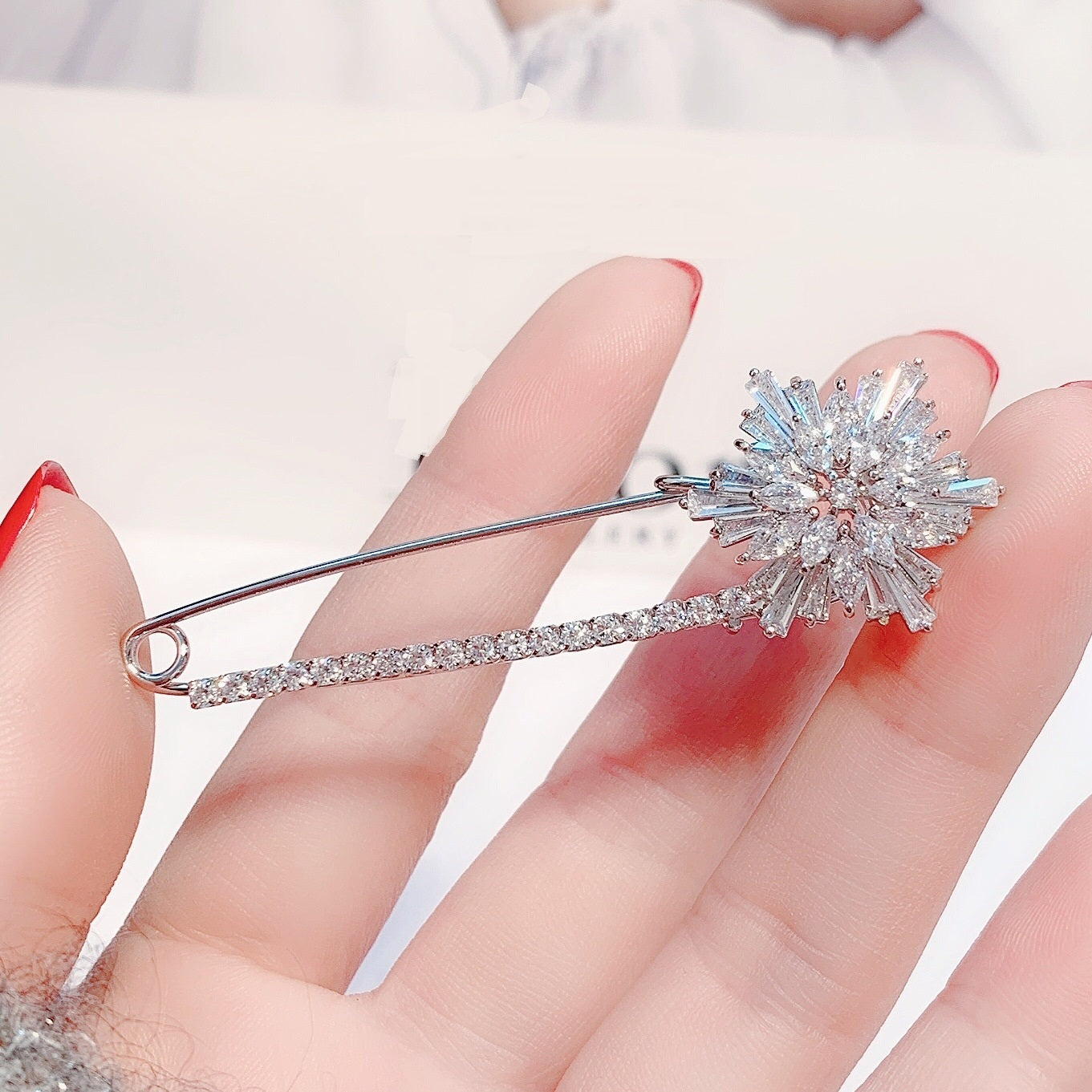 Broche Zenitha Celestial Flare: Brilla como una estrella invernal