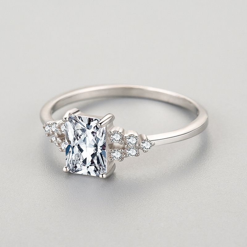 Zenitha Crystal Crest Ring – Clean Lines, Timeless Shine