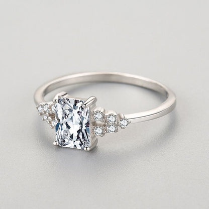 Zenitha Crystal Crest Ring – Clean Lines, Timeless Shine