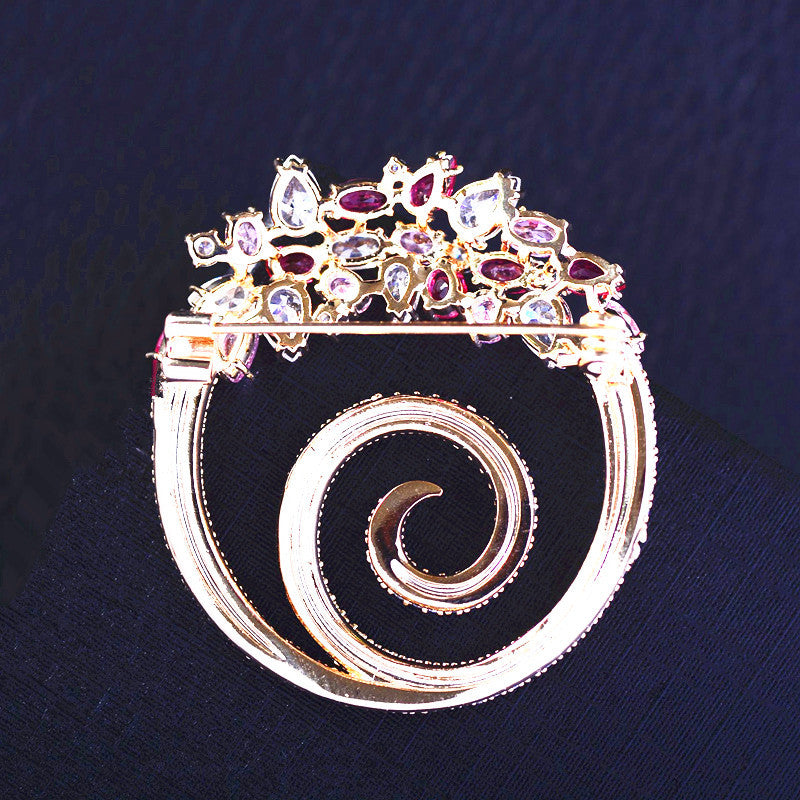 Zenitha Crystal Elegance Spiral Broche – Laat je energie bloeien in elke kleur