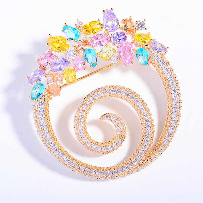 Zenitha Crystal Elegance Spiral Broche – Laat je energie bloeien in elke kleur