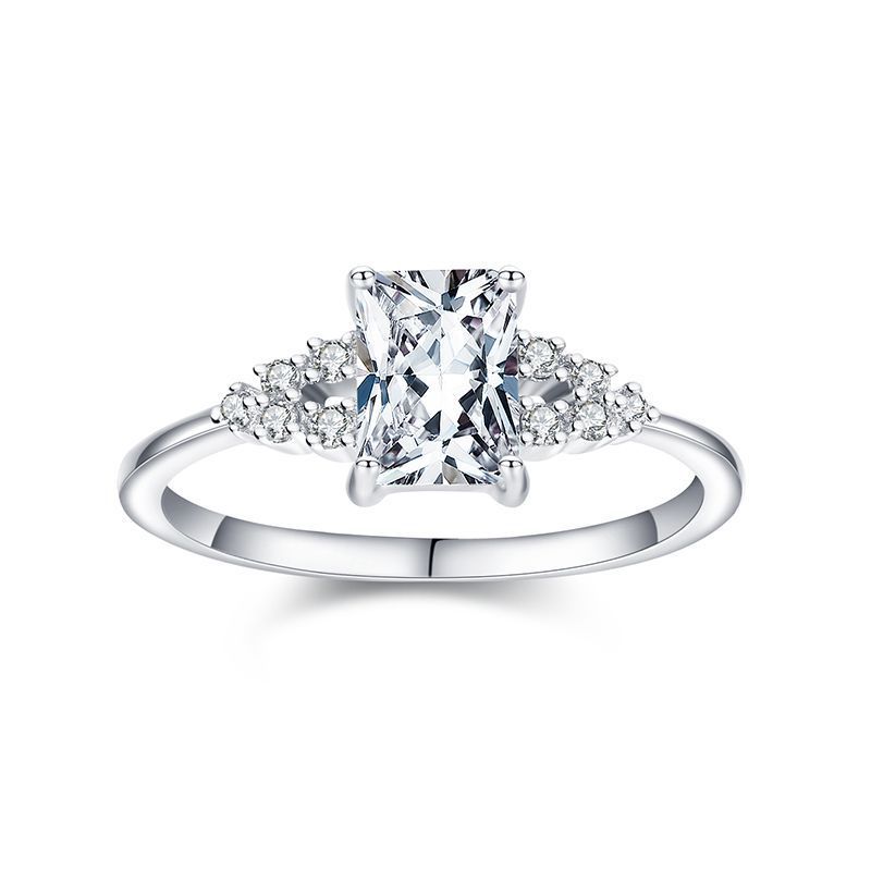 Zenitha Crystal Crest Ring – Clean Lines, Timeless Shine