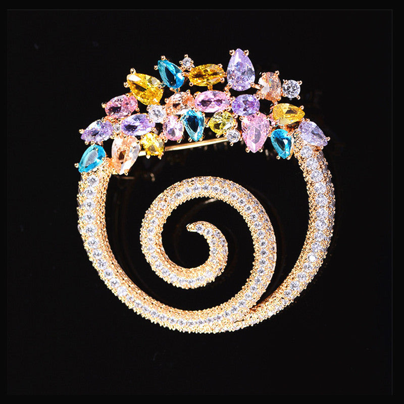 Zenitha Crystal Elegance Spiral Broche – Laat je energie bloeien in elke kleur