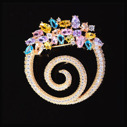 Zenitha Crystal Elegance Spiral Broche – Laat je energie bloeien in elke kleur