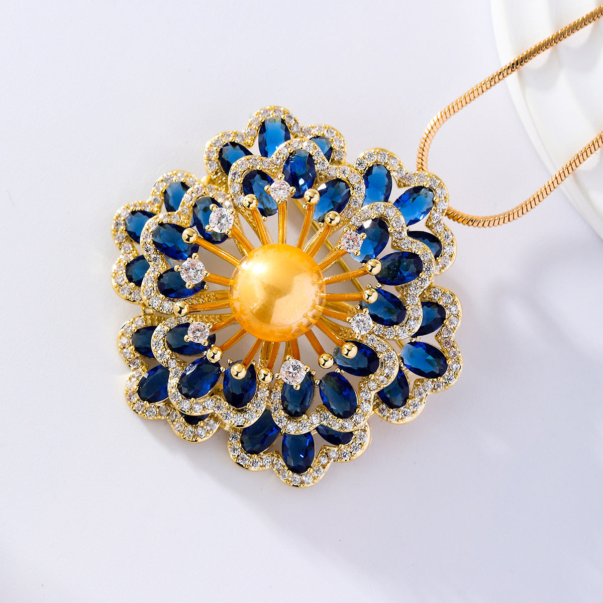 Broche Zenitha Celestial Bloom: Ilumina tu presencia con un brillo divino