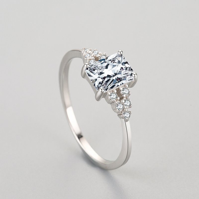 Zenitha Crystal Crest Ring – Clean Lines, Timeless Shine