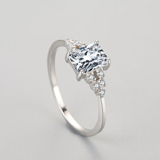 Zenitha Crystal Crest Ring – Clean Lines, Timeless Shine