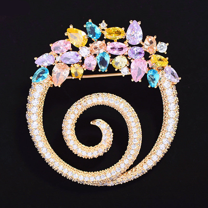 Zenitha Crystal Elegance Spiral Broche – Laat je energie bloeien in elke kleur