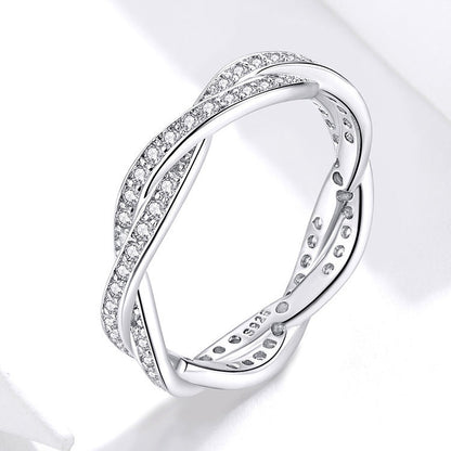 Anillo Zenitha Infinity Twist: elegancia entrelazada