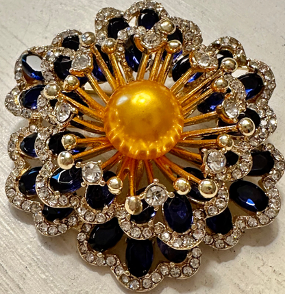 Zenitha Celestial Bloom Broche – Verlicht uw aanwezigheid met goddelijke sprankeling