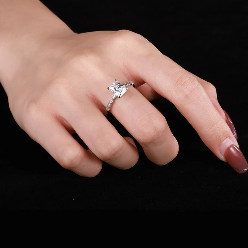 Zenitha Crystal Crest Ring – Clean Lines, Timeless Shine