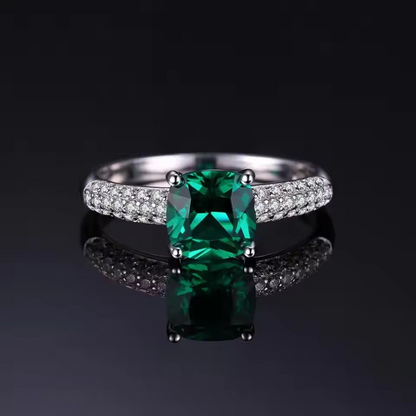 Conjunto de joyas Zenitha Emerald Glow: claridad audaz, gracia atemporal