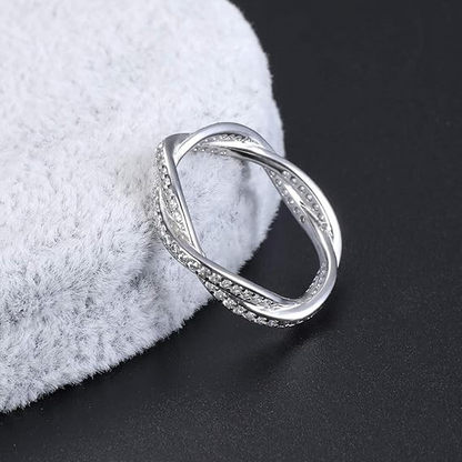 Anillo Zenitha Infinity Twist: elegancia entrelazada
