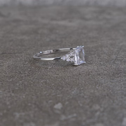 Zenitha Crystal Crest Ring – Clean Lines, Timeless Shine
