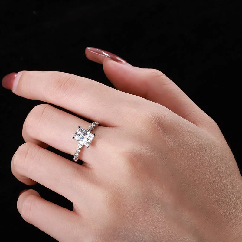 Zenitha Crystal Crest Ring – Clean Lines, Timeless Shine